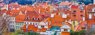 Küçük Mahalle 'nin (Mala Strana), Prag, Çek Cumhuriyeti' nin eski kırmızı kiremit çatılarının manzarasının tadını çıkarın