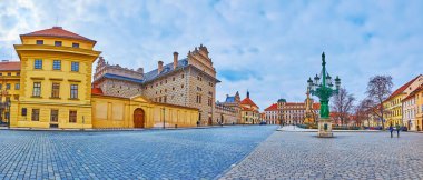 Süslü Schwarzenberg Sarayı, Canelabra gaz lambası, Bakire Meryem 'in Veba Sütunu ve Çek Cumhuriyeti' nin Prag, Toskana Sarayı ile tarihi Castle Meydanı Panoraması
