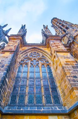 St Vitus Katedrali 'nin Gotik kemerli penceresi, vitray ve taş desenlerle süslenmiş, Prag Kalesi, Hradcany, Çek Cumhuriyeti