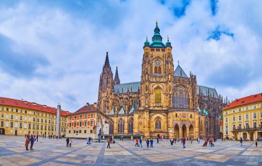 PRAG, CAZECH REPUBLIC - 6 Mart 2022: Prag Şatosu 'nun 3. avlusunun Gotik kum taşı St Vitus Katedrali ile Panorama ve Prag' da saat ve Son Hüküm mozaiğiyle Büyük Güney Kulesi, 6 Mart 'ta