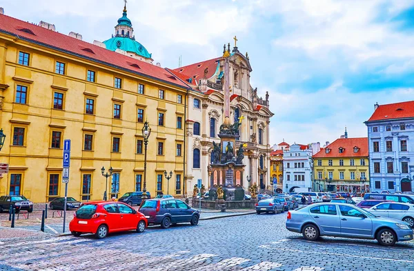 Historisches Barockgebäude Der Nikolaikirche Und Dreifaltigkeitssäule Vordergrund Malostranske Platz Prag — Stockfoto