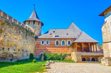 Ukrayna 'daki Khotyn kalesinin ahşap verandalı Prenslik Sarayı cephe manzarası