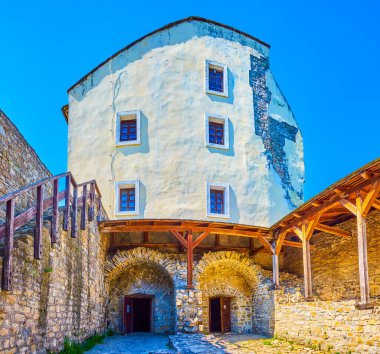 Yüksek Kışla binası ve Ukrayna 'daki Khotyn Kalesinin zemin katındaki kazazedelerin girişi.