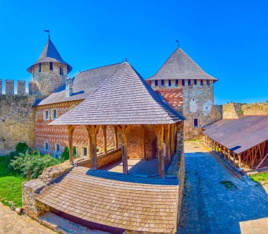 Prenses Sarayı 'nın verandası ve Ukrayna' daki Ortaçağ Khotyn Kalesi 'nin diğer tarihi binaları.