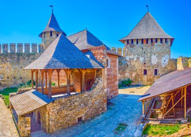 Ukrayna 'daki Khotyn Kalesi' nin avlusundaki korunmuş ortaçağ binalarının muhteşem manzarası