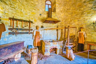 KHOTYN, UKRAINE - 15 Temmuz 2021: Khotyn Frotress kulesindeki tarihsel demirci, 15 Haziran 'da Ukrayna' nın başkenti Khotyn 'de