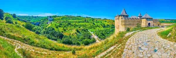 Panorama Green Meadow Medieval Khotyn Fortress Ruins Surrounding Towers Walls — Stockfoto