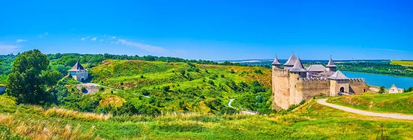Панорама Холмистого Зеленого Берега Днестра Сохраненной Исторической Крепостью Хотин Украина — стоковое фото
