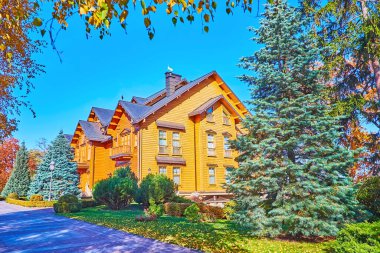 MEZHİHİRYA, UKRAINE - 26 Ekim 2021: Mezhyhirya 'daki ahşap Honka kulüp evinin etrafındaki verimli sonbahar parkı