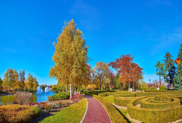 Panorama Autumn Park Stretching Lake Fountains Decorated Ornamental Boxwood Bushes — Foto de Stock