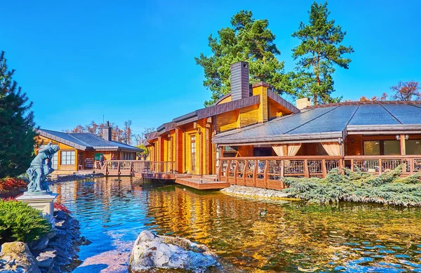 Casa Madera Lago Con Exuberante Vegetación Parque Alrededor Mezhyhirya Ucrania — Foto de Stock