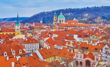 Tarihi köşkleri, kasaba evleri, kırmızı kiremit çatıları, St. Nicholas Kilisesi 'nin kubbesi ve Çek Cumhuriyeti' nin Prag, Castle Hill kentinden Charles Köprüsü kuleleri olan Mala Strana (Küçük Mahalle).