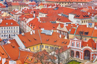 Mala Strana (Küçük Çeyrek) kırmızı kiremit çatılar, tarihi evler ve bahçeli bahçeler Castle Hill, Prag, Çek Cumhuriyeti