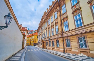 Kolowrat Sarayı 'nın tarihi ön cephesi, kalıp ve duvar sütunları, Valdstejnska Caddesi, Mala Strana, Prag, Çek Cumhuriyeti