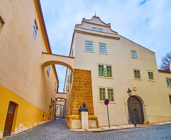 Busto Bronze Winston Churchill Anexado Casa Medieval Rua Thunovska Bairro — Fotografia de Stock