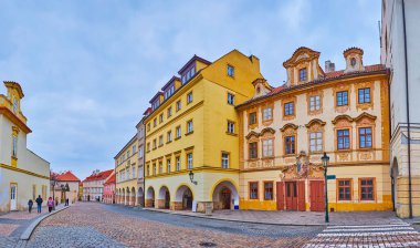 Loretanska Caddesi ve Loretanska Meydanı 'nın panoramik manzarası manzaralı histroik binalar, Hradcany, Prag, Çek Cumhuriyeti