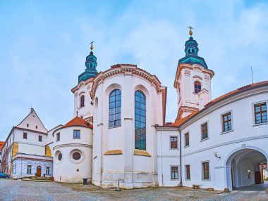 Uzun beyaz boyalı çan kuleleri ve tarihi Meryem Ana, Strahov Manastırı, Hradcany, Prag, Çek Cumhuriyeti Assumption Bazilikası.