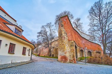 Ortaçağ kalesinin taş ve tuğla kalıntıları, Strahovska Caddesi, Hradcany, Prag, Çek Cumhuriyeti