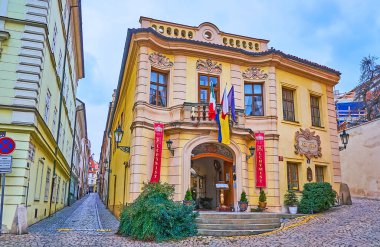 PRAG, CZECH REPUBLIC - 6 Mart 2022: Trziste Caddesi 'ndeki manzaralı Barok Oteli cephesi, 6 Mart' ta Prag 'da