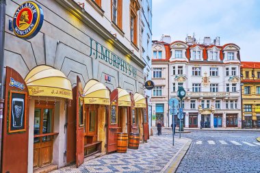 PRAG, CZECH Cumhuriyet - 6 Mart 2022: Tarihi evleri, restoranları ve barları olan Trziste ve Karmelitska caddelerinin köşesi, 6 Mart 'ta Prag' da