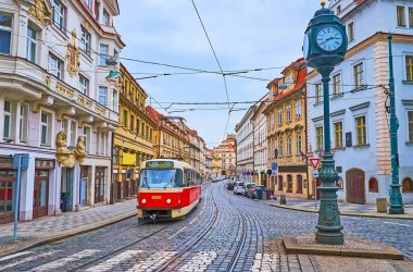 Klasik kırmızı tramvay, Çek Cumhuriyeti 'nin Prag, Lesser Quarter caddesindeki Karmelitska caddesinde mesai saatinde ilerliyor.