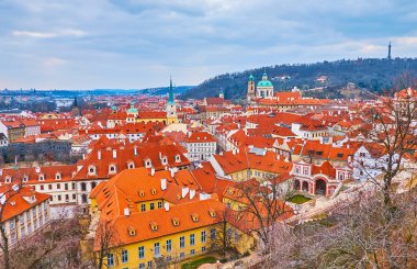 Kırmızı kiremit çatılı küçük köşenin üst manzarası, Aziz Thomas Kilisesi, Aziz Nicholas Kilisesi Kubbesi, Petrin Tepesi Gözcü Kulesi, Prag, Çek Cumhuriyeti