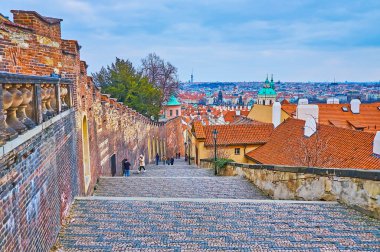 Prag 'ın tarihi Castle Stairs, Prag, Çek Cumhuriyeti' nden kalma kubbeleri ve kırmızı çatıları olan silueti.