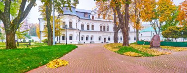 Tarihi Metropolitan Konutu 'nun önündeki güzel sonbahar parkı St. Sophia Ulusal Sığınağı, Kyiv, Ukrayna