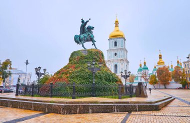 Sofiyska Meydanı 'nın Bohdan Khmelnytsky Anıtı ve arkasında Aziz Sophia Katedrali, Kyiv, Ukrayna