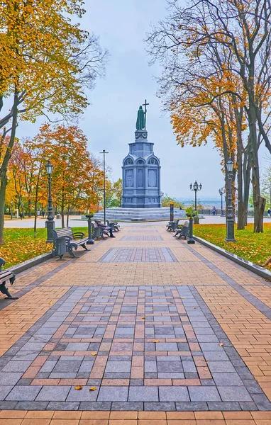 Pedestrian Alley Front Prince Volodymyr Monument Volodymyr Hill Park Yellow — 图库照片