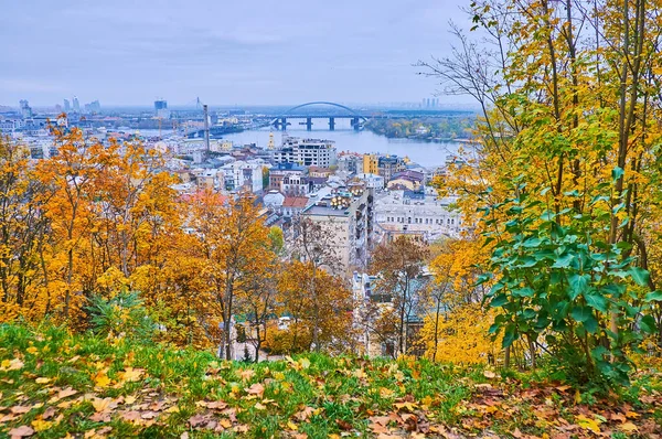 Autumn Yellow Trees Atop Volodymyr Hill Park Observing Podil District — 图库照片