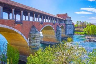 Ticino nehri üzerindeki Ponte Koperto köprüsü İtalya 'nın ortaçağ Pavia şehridir.