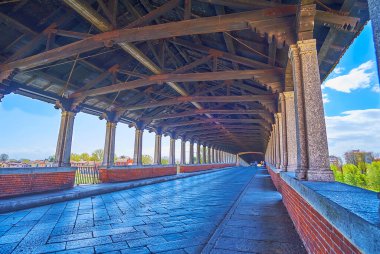 İtalya 'nın Pavia şehrindeki yeniden inşa edilmiş Ponte Koperto köprüsü boyunca yürü