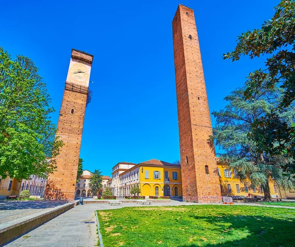 Kiváló Megőrzött Középkori Tornyok Piazza Leonardo Vinci Központjában Pavia Olaszország — Stock Fotó