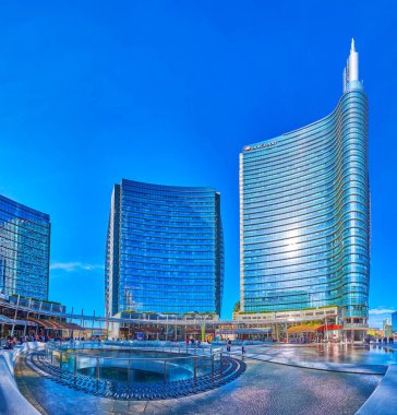 MILAN, ITALY - 9 Nisan 2022: Piazza Gae Aulenti 'deki büyük modern ofis binaları topluluğu, 9 Nisan' da İtalya 'nın Milano kentinde