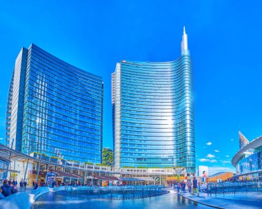 MILAN, ITALY - 9 Nisan 2022: Kuleli Unicredit Kulesi 9 Nisan 'da İtalya' nın Milano kentinde bulunan Piazza Gae Aulenti 'nin en önemli gökdelenidir.