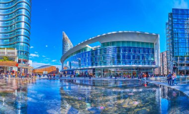 MILAN, ITALY - 9 Nisan 2022: Piazza Gae Aulenti büyük alışveriş merkezleriyle 9 Nisan 'da İtalya' nın Milano kentinde yerel alışveriş kolikleri için bir cennettir.
