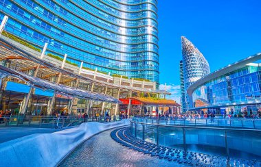 MILAN, ITALY - 9 Nisan 2022: Piazza Gae Aulenti Meydanı 9 Nisan 'da İtalya' nın Milano kentinde yer alan modern bölgenin kalbidir.