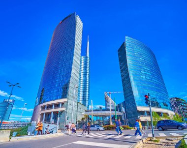 MILAN, ITALY - 9 Nisan 2022: Piazza Gae Aulenti, 9 Nisan 'da İtalya' nın Milano kentinde yer alan modern bir mahalle.