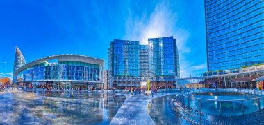 MILAN, ITALY - 9 Nisan 2022: 9 Nisan 'da İtalya' nın Milano kentinde bulunan Piazza Gae Aulenti 'nin modern cam binalarına panoramik manzara