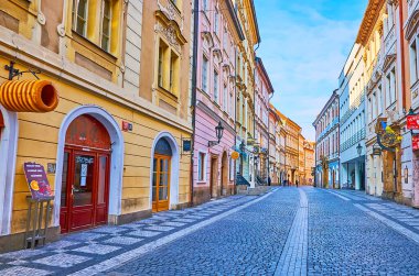 PRAG, CZECH REPUBLIC - 6 Mart 2022: Stare Mesto 'nun tarihi Celetna Caddesi boyunca uzanan evler 6 Mart' ta Prag 'da