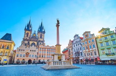 Stare Mesto 'nun tarihi konutları, açık hava restoranları, Marian Column, Tyn Church ve Stone Bell House' dan önceki Meryem Ana, Prag, Çek Cumhuriyeti