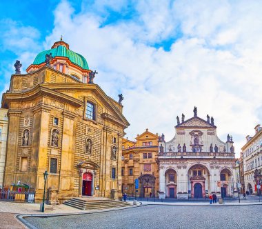 Tarihi Haçlılar Meydanı Panoraması. Heykelle yontulmuş Assisi ve St Salvator Kilisesi, Bakış Mesto, Prag, Çek Cumhuriyeti