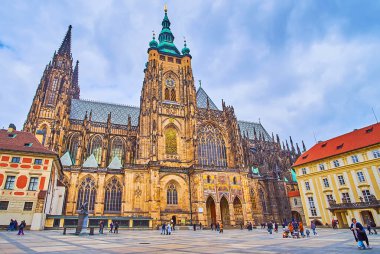 Prag Kalesi 'nin 3. avlusunda St Vitus Katedrali ve üzerinde kara bulutlar olan Büyük Güney Kulesi manzaralı Prag, Çek Cumhuriyeti