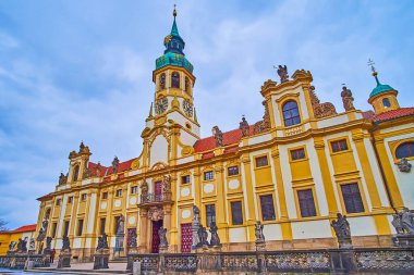 Loreta Manastırı 'nın zengin cepheleri saat kulesinin tepesinde altın saatle süslenmiş taş heykeller, kalıplar, Hradcany, Prag, Çek Cumhuriyeti