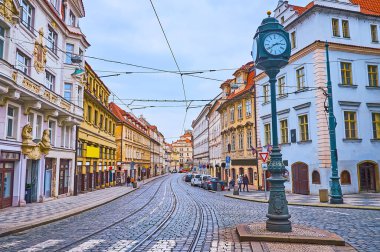 Karmelitska Caddesi 'nin ortasındaki retro posta saati, tarihi evler, Küçük Mahalle, Prag, Çek Cumhuriyeti
