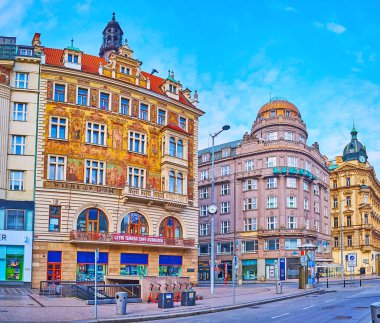 PRAG, CZECH Cumhuriyet - 6 Mart 2022: Wenceslas Meydanı 'ndaki zengin dekore edilmiş tarihi Wiehl Evi, 6 Mart' ta Prag 'da