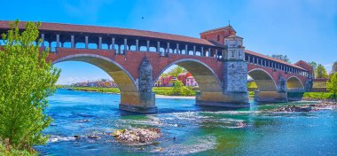 İtalya 'nın Pavia şehrinde Ticino nehri üzerinde yeniden inşa edilen Ponte Koperto köprüsünün panoramik manzarası