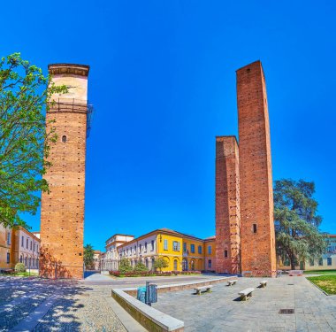 Piazza Leonardo da Vinci Panoraması ve üç ortaçağ kulesi, Pavia, İtalya