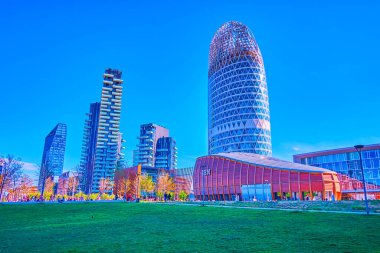 MILAN, ITALY - 9 Nisan 2022: Modern Commecrial ve perakende binalar modern Milan 'ın kalbinde, 9 Nisan' da İtalya 'nın Milano kentinde